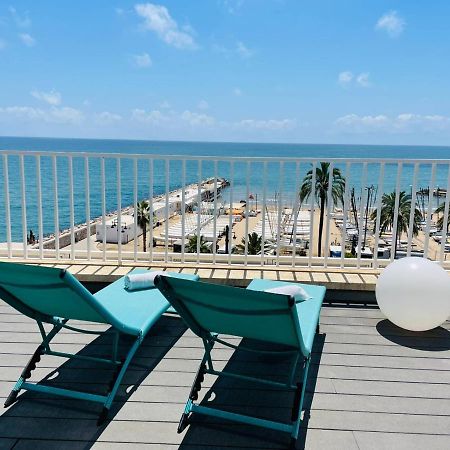 Atico Con Fantasticas Vistas Al Mar Y La Iglesia Apartment Sitges Room photo