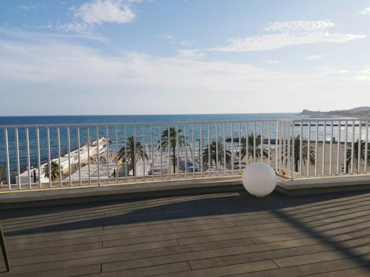Atico Con Fantasticas Vistas Al Mar Y La Iglesia Apartment Sitges Exterior photo