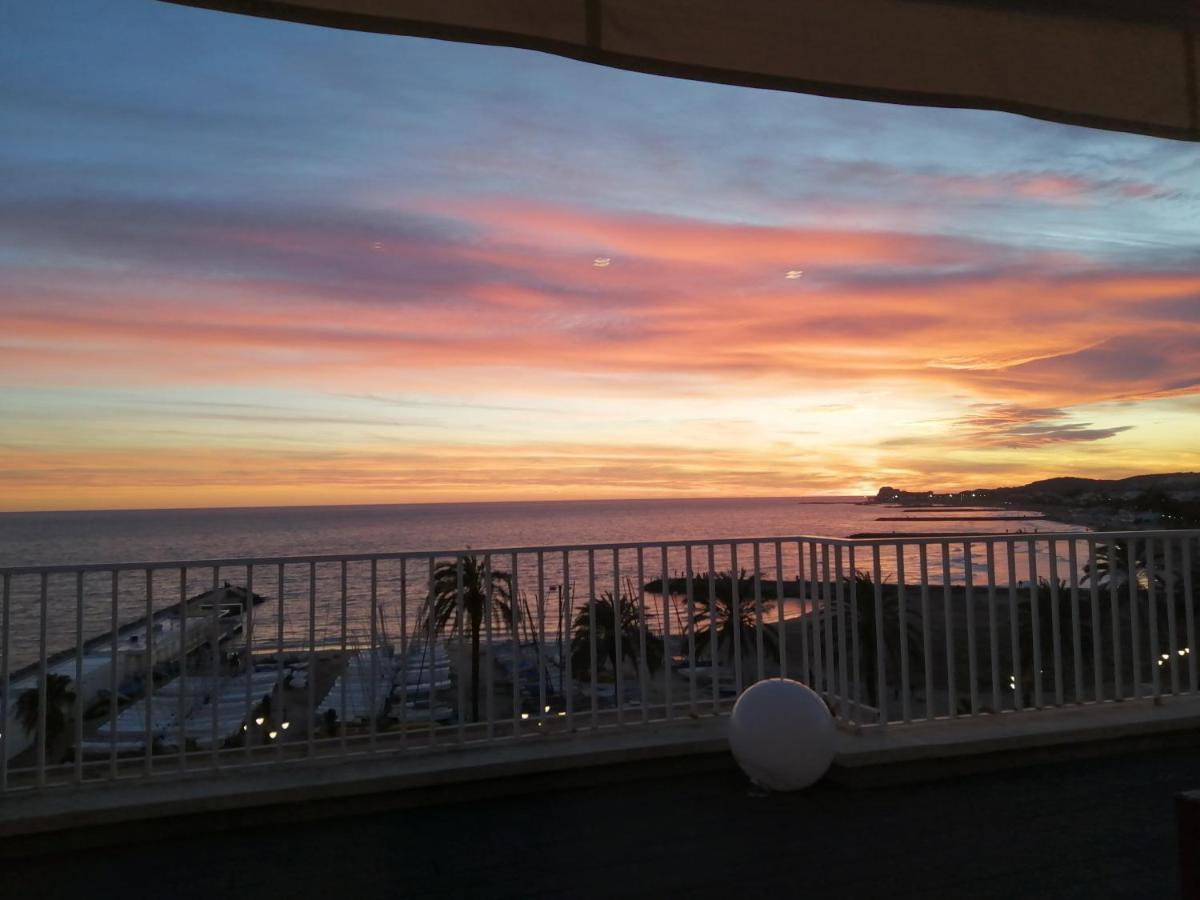 Atico Con Fantasticas Vistas Al Mar Y La Iglesia Apartment Sitges Exterior photo